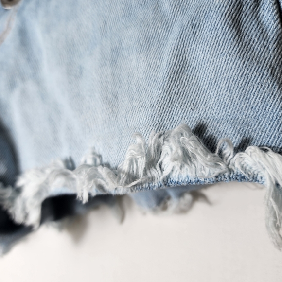 Kendall and Kylie Light Wash Jean Shorts Size 1 - Picture 2 of 8